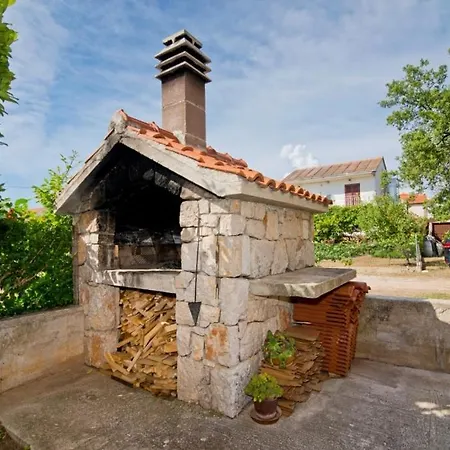 In 3837-2 Betina (Sibenik-Knin)