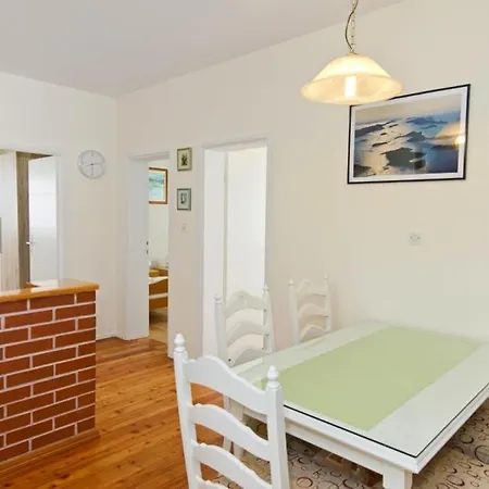 In 3837-2 Betina (Sibenik-Knin)